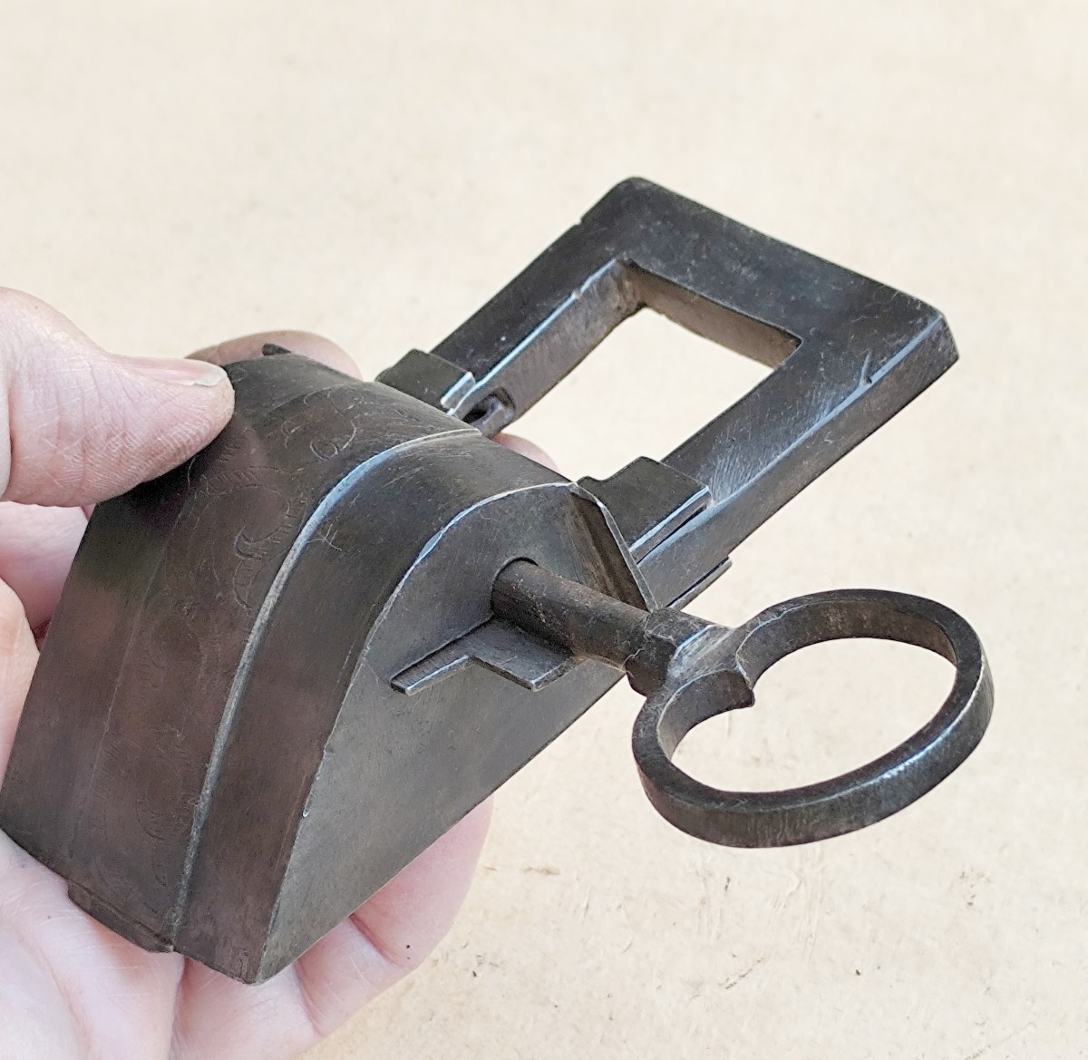 Beau cadenas de Nuremberg, fer forgé, gravé, état de neuf, 18e siècle-photo-1