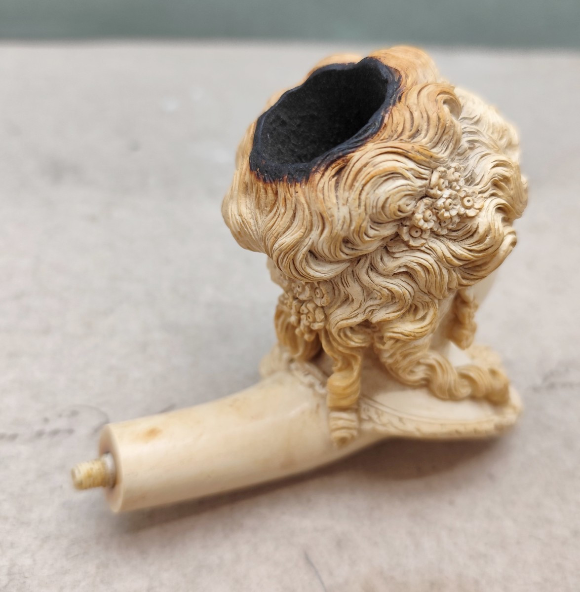 Beauté d’écume, chef d’œuvre de coiffure féminine, sur une tête de pipe-photo-3