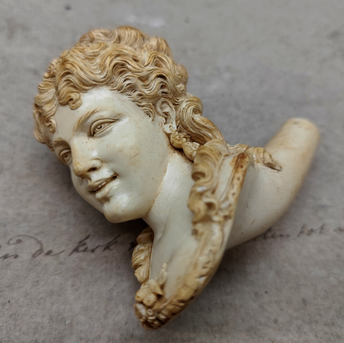 Beauté d’écume, chef d’œuvre de coiffure féminine, sur une tête de pipe-photo-3