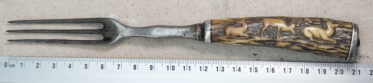 fourchette à gibier, fin du 18e siècle, beau manche en andouiller gravé-photo-1