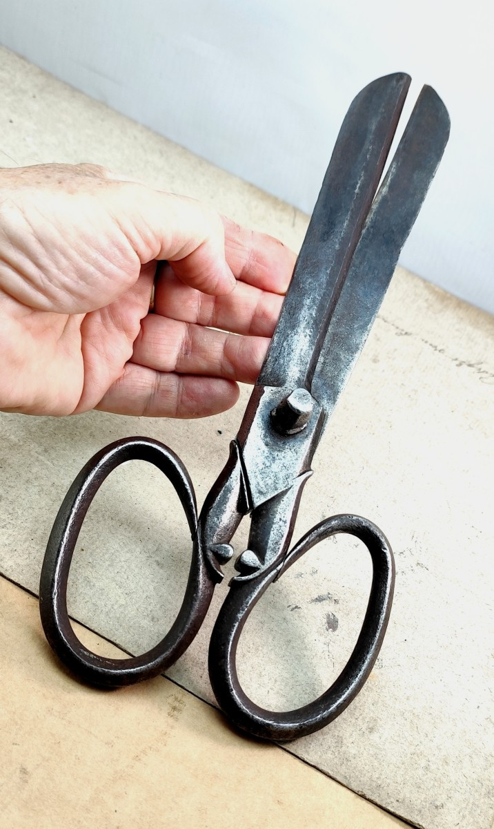 18th Century: Ornate French Draper's Scissors, Beveled Blades-photo-2