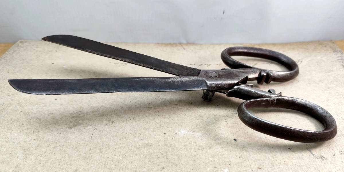 18th Century: Ornate French Draper's Scissors, Beveled Blades-photo-4