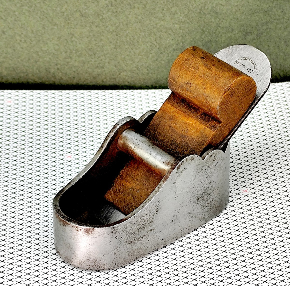 Petit Rabot Noisette de Luthier, 85mm, acier, vers 1900