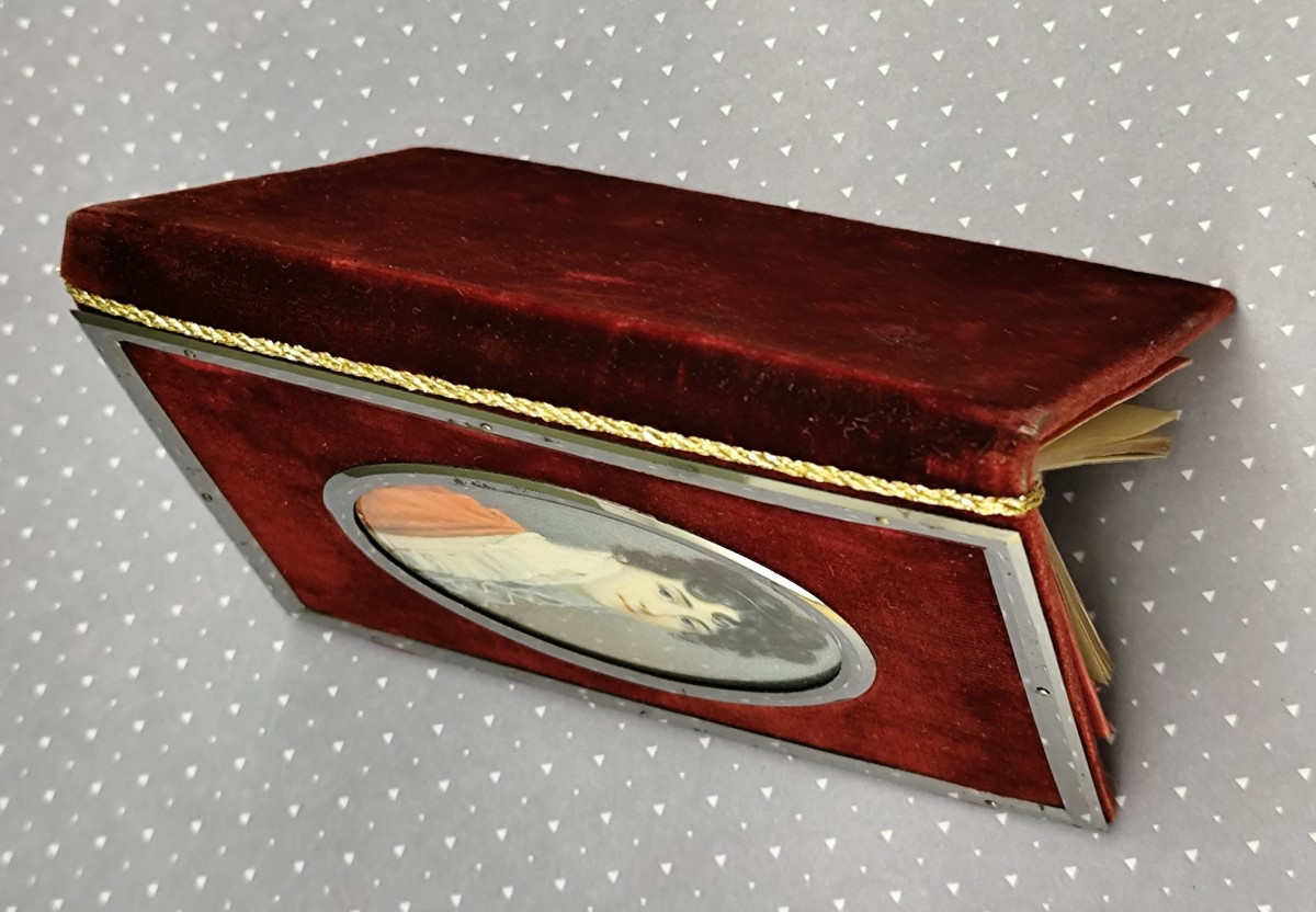 Acier poli, velours de soie, Carnet &agrave; Miniature vers 1850, belle personne-photo-4