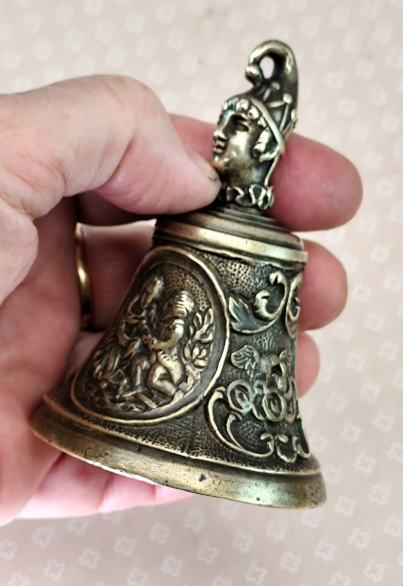 Clochette Louis XVI bronze ciselée aux amoureux, fin 18e 