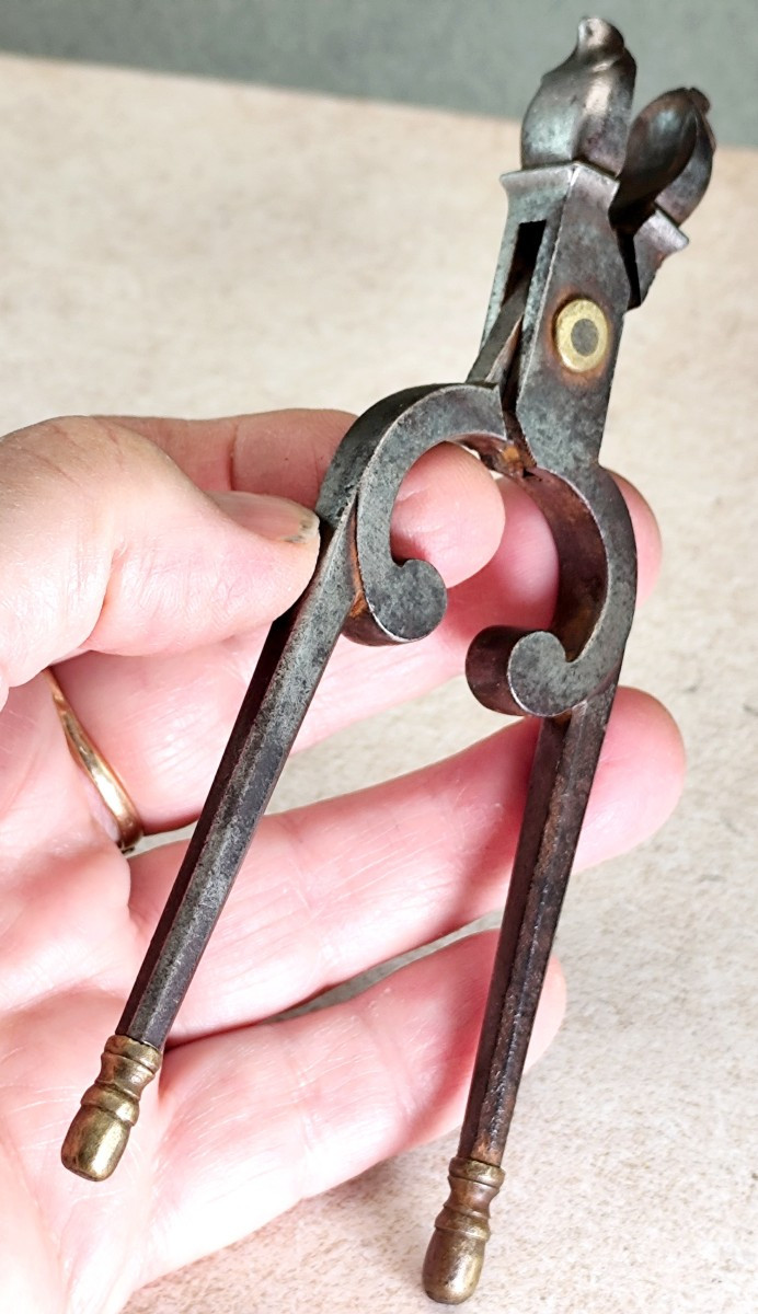 Casse noix et pignes, fer forgé à tête de tortue, 18-19e siècle, 