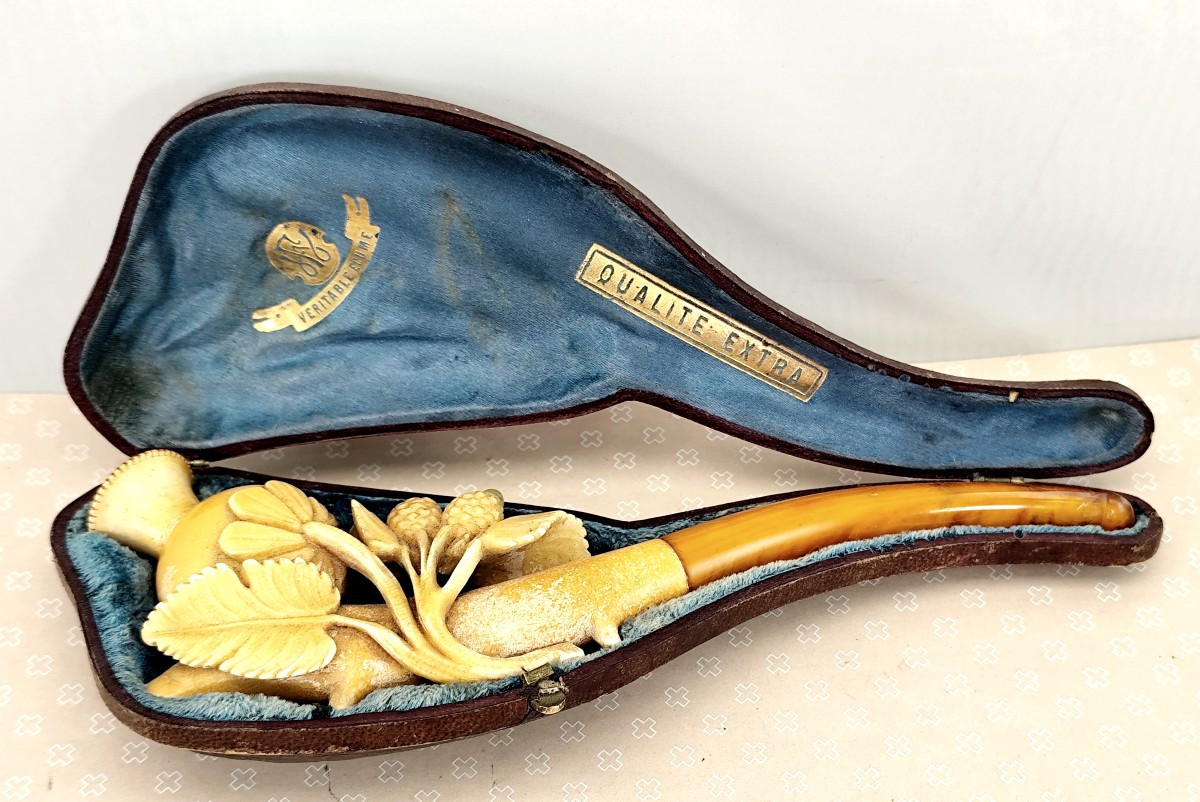 Jolie grande pipe écume à décor floral, bel état, bel étui, Art Nouveau