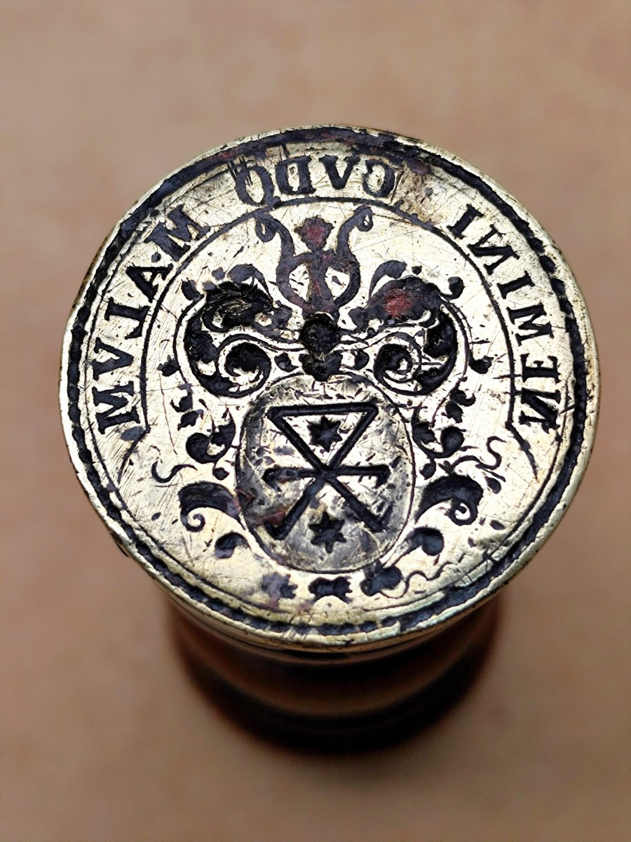 Cachet Mystère : Devise latine d'un forgeron, buis tourné, fin 17e siècle-photo-3