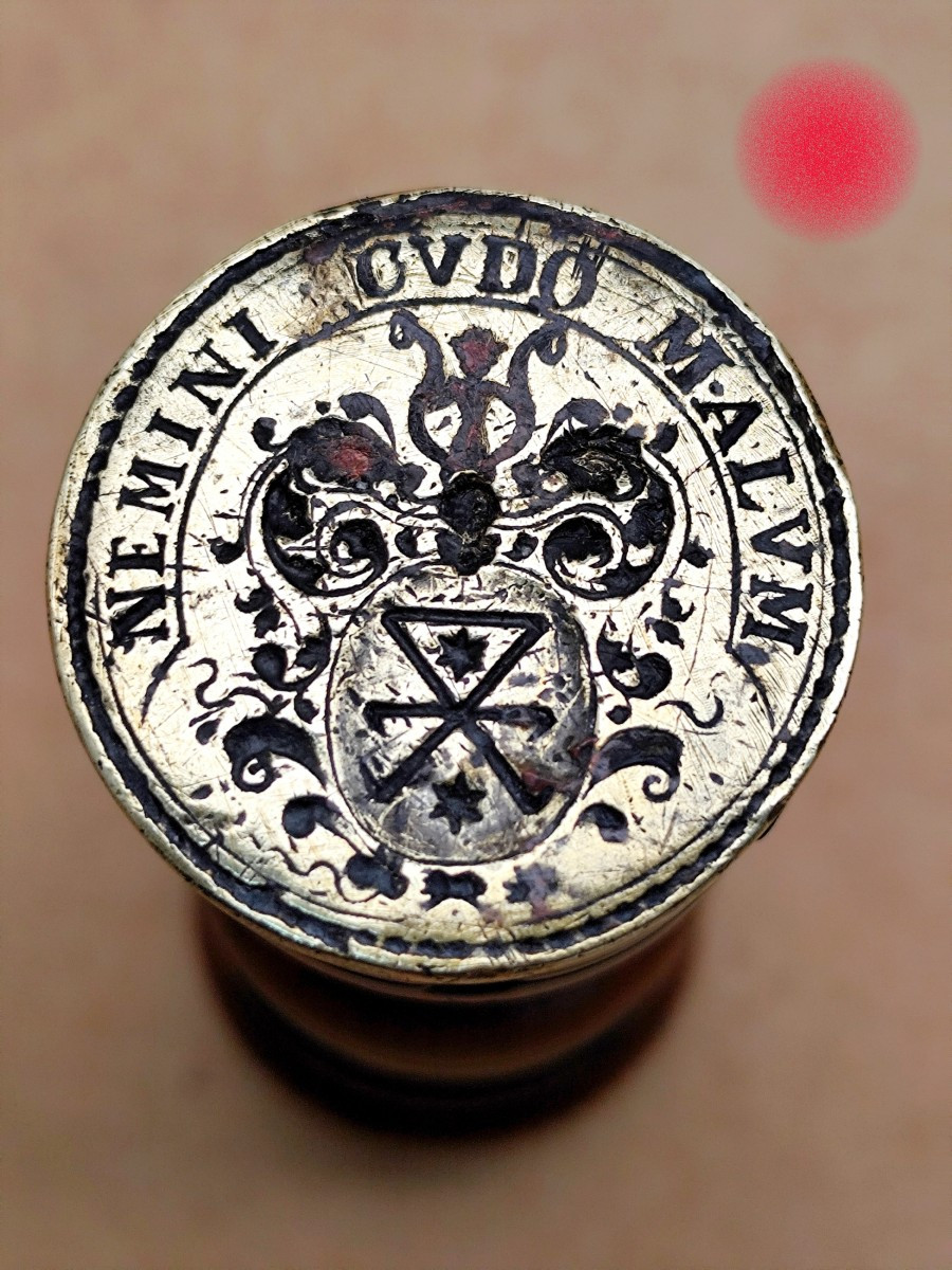 Cachet Mystère : Devise latine d'un forgeron, buis tourné, fin 17e siècle-photo-4