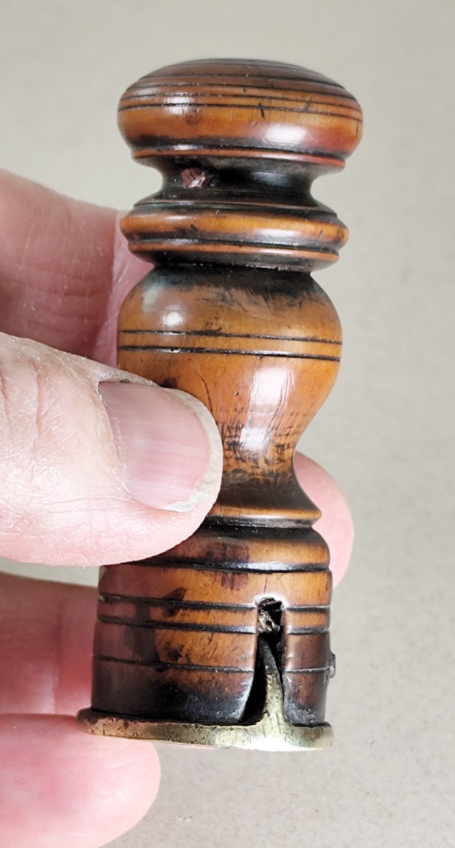 Cachet Mystère : Devise latine d'un forgeron, buis tourné, fin 17e siècle-photo-1