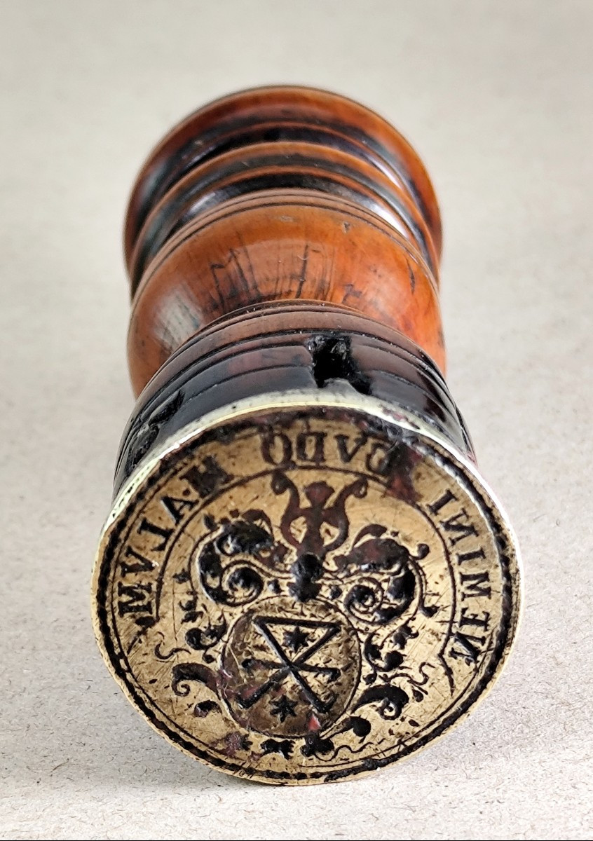 Cachet Mystère : Devise latine d'un forgeron, buis tourné, fin 17e siècle