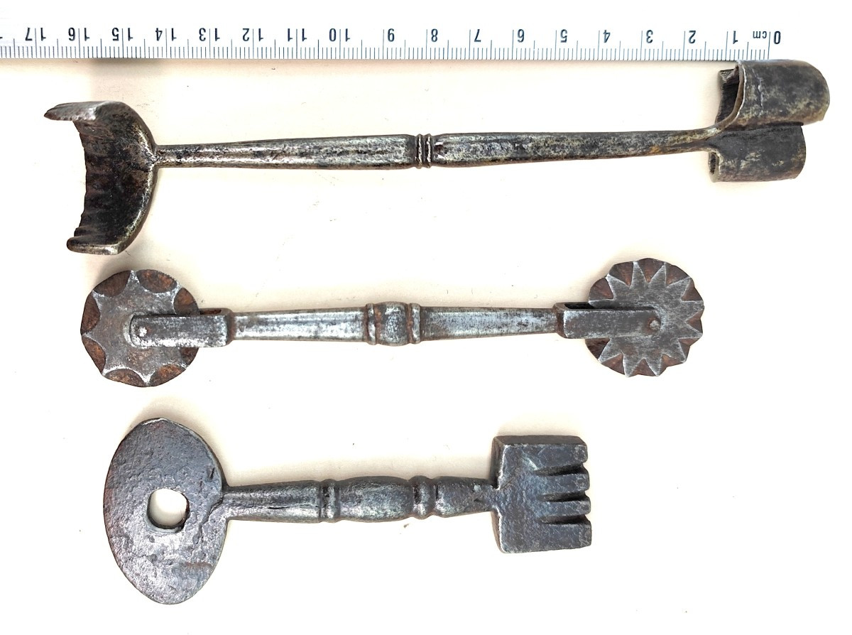 lot de 3 rares Outils à décorer les Pâtisseries, Fer Forgé, 17/18e Siècle   -photo-2