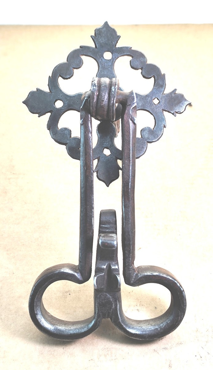 Beau heurtoir Gothique, fer forgé en lyre, à tête de loup, 15e siècle,  Languedoc