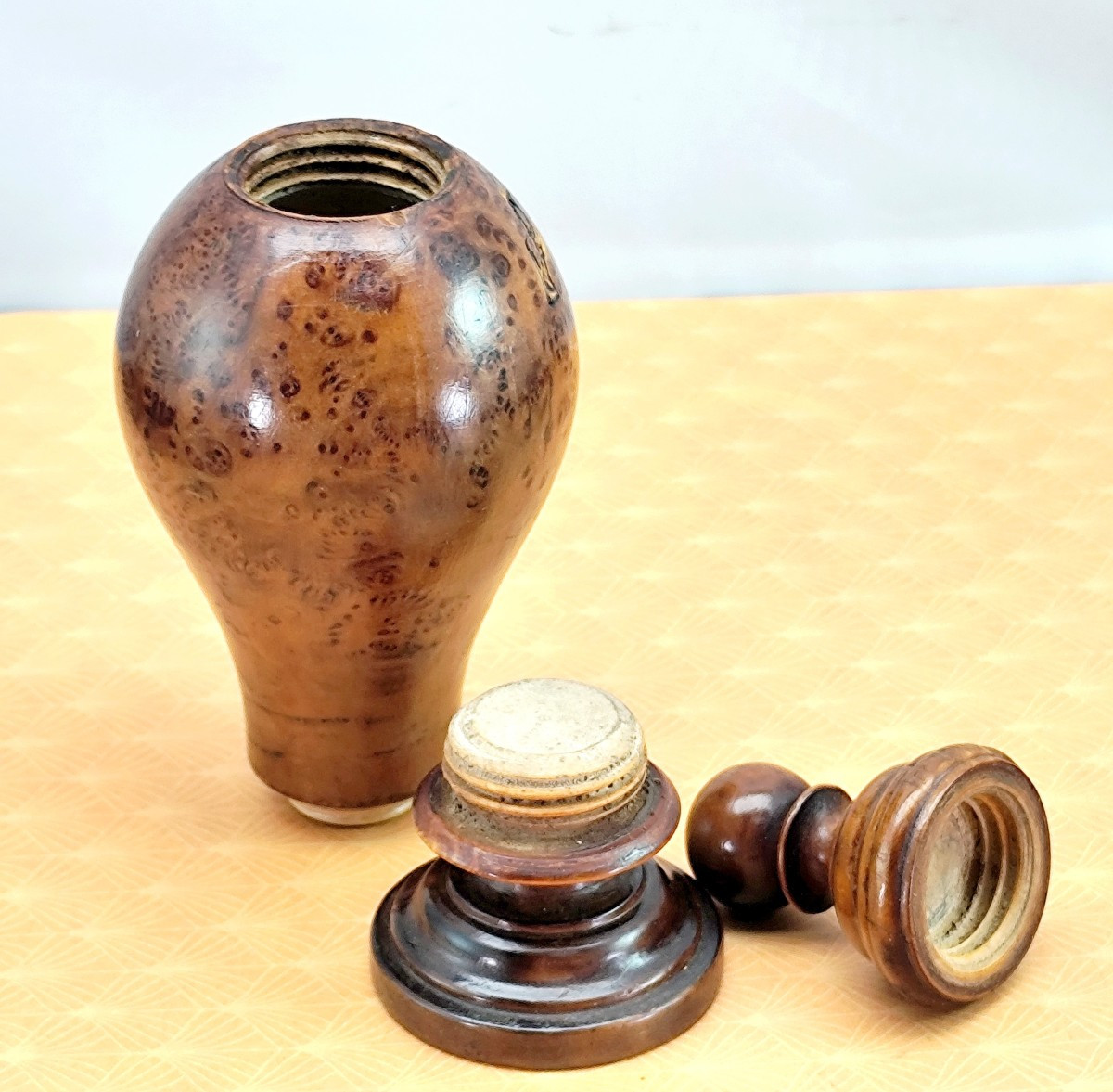 Fin Tournage de bois de loupe, 19e siècle : poudrier balustre, bel état-photo-2