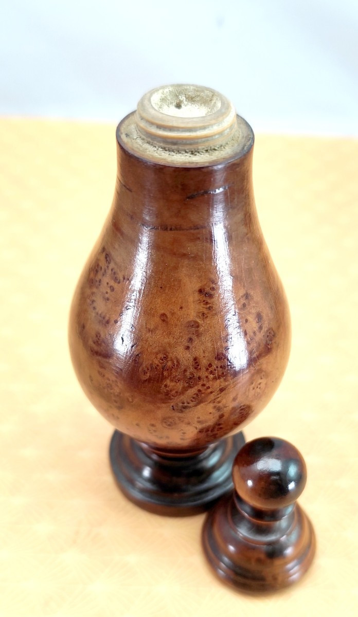 Fin Tournage de bois de loupe, 19e siècle : poudrier balustre, bel état-photo-1