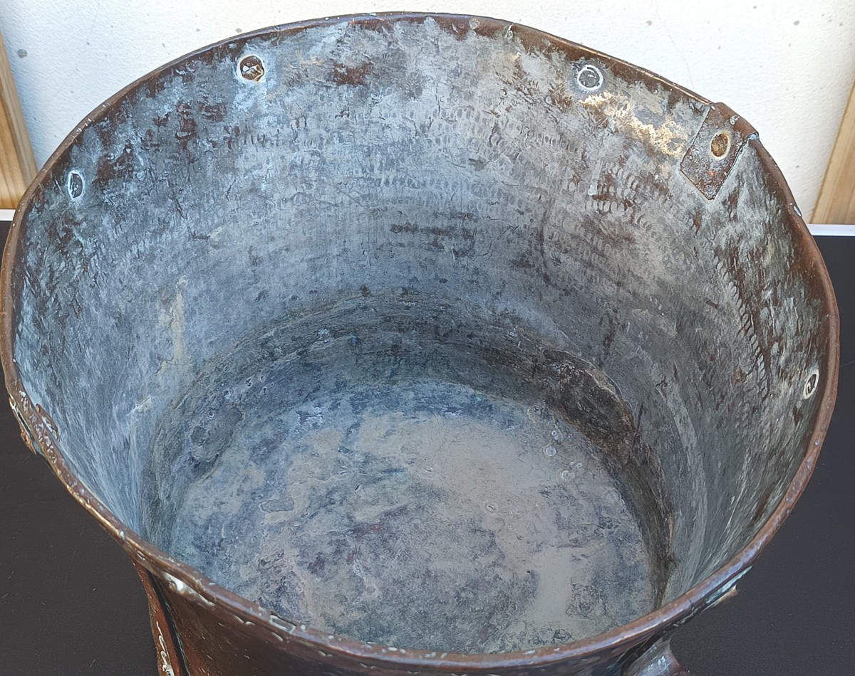 Beau Cuivre provençal : ferrat gravé de porteuse d’eau, 18e, état de vécu-photo-4