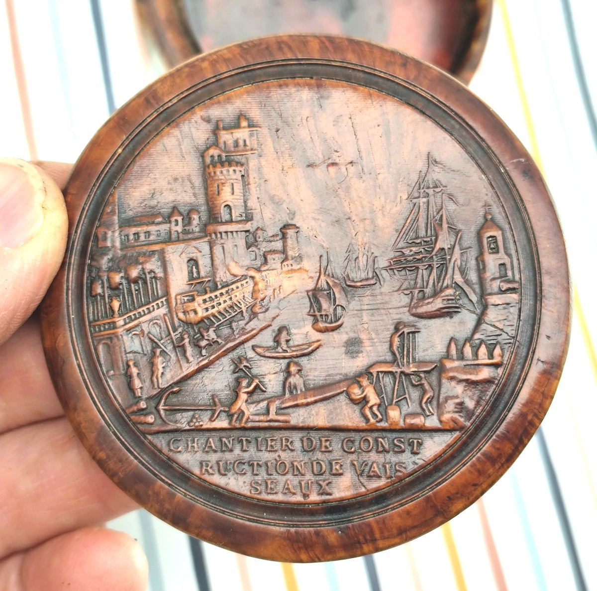 La Rochelle, vers 1820, le chantier naval sur une boîte ronde-photo-4