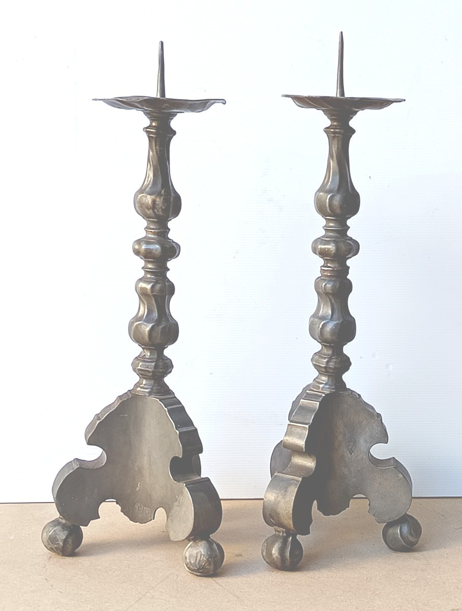 Paire de grands flambeaux d’Autel étains baroques, datés 1701, Allemagne du Sud