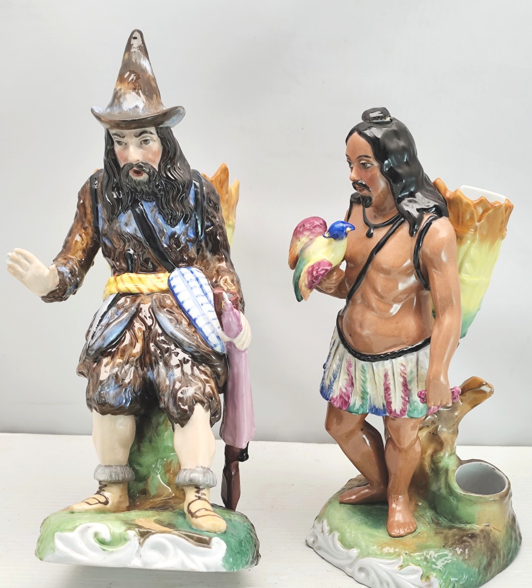 Robinson Cruso&eacute; et Vendredi, 2 sujets fumeurs, porcelaine de Paris, 1860, bon &eacute;tat