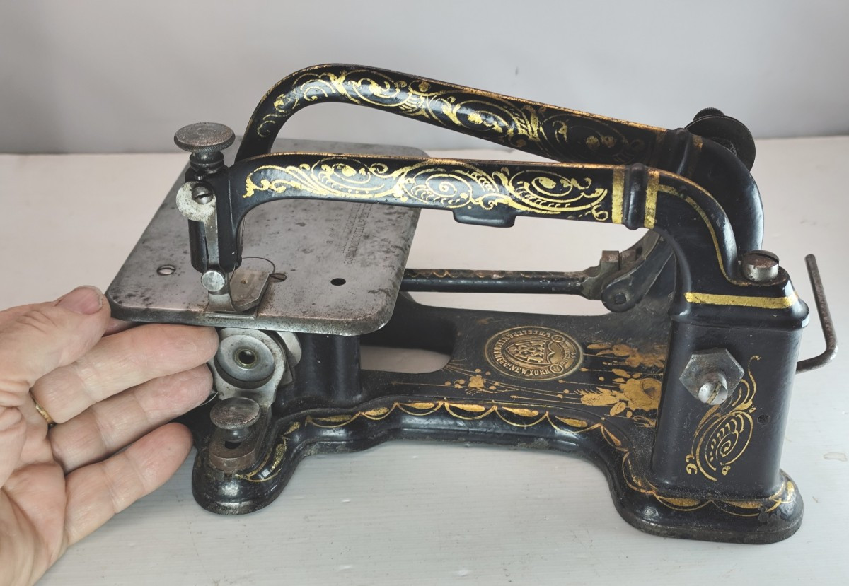 Machine à coudre Musée : Wheeler and Wilson, marquée, dorée, N°2, 1870-photo-4