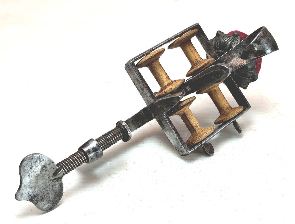 Troisième main de brodeuse, bel outil en acier et bois, 19e siècle-photo-2