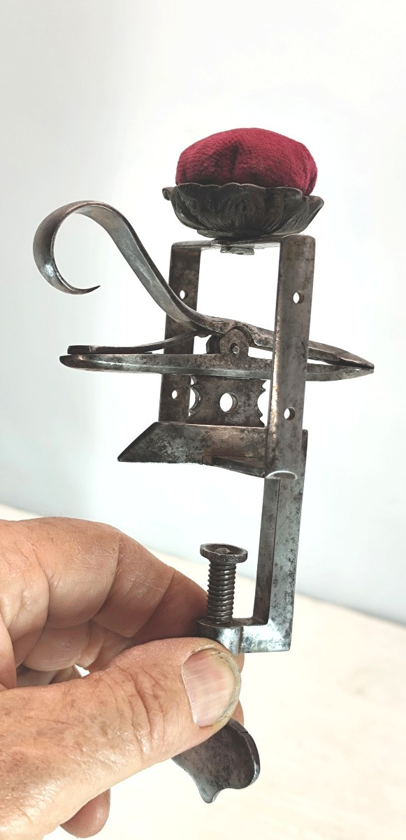 Troisième main de brodeuse, bel outil en acier et bois, 19e siècle-photo-3