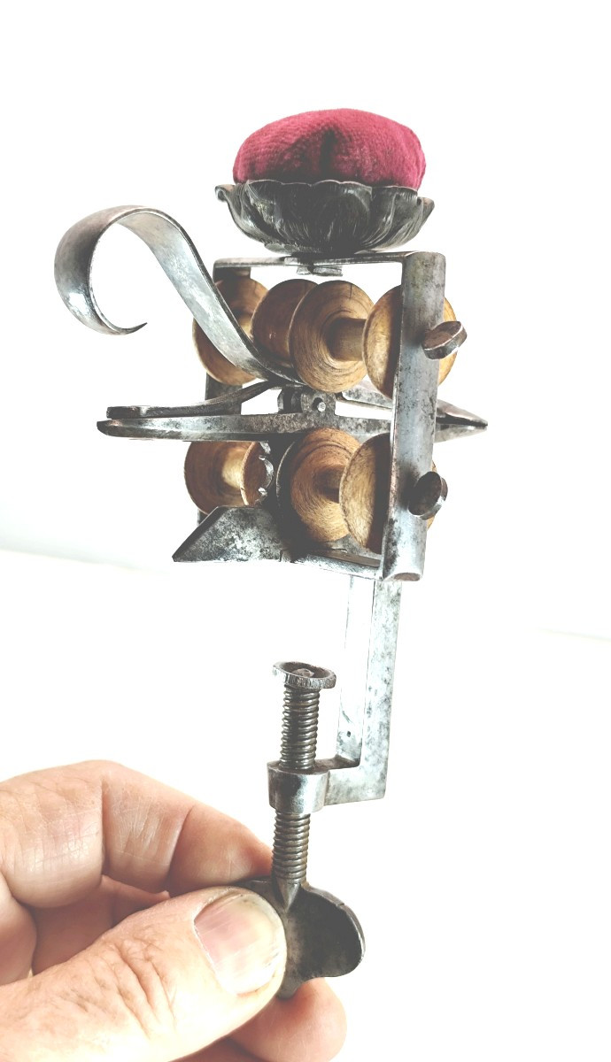 Troisième main de brodeuse, bel outil en acier et bois, 19e siècle