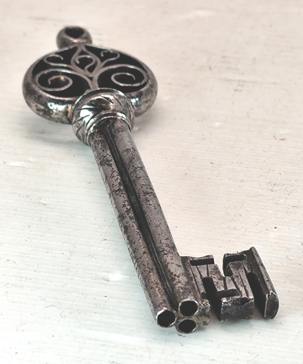 Beautiful Key Italy, Circa 1530 Fleur-de-lis Network, Triple Stem, 14cm Good Condition-photo-4
