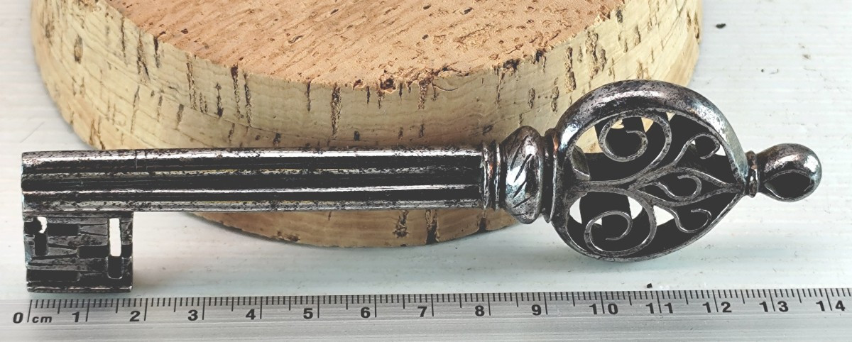 Beautiful Key Italy, Circa 1530 Fleur-de-lis Network, Triple Stem, 14cm Good Condition-photo-3