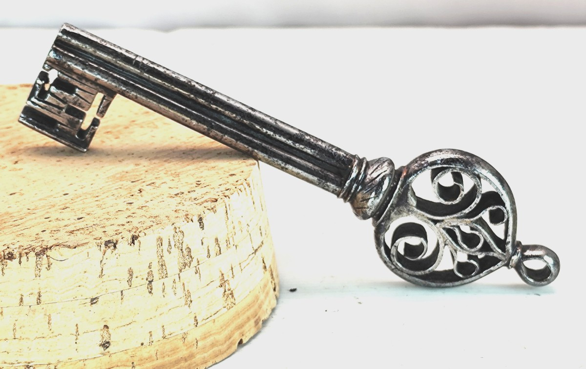 Beautiful Key Italy, Circa 1530 Fleur-de-lis Network, Triple Stem, 14cm Good Condition