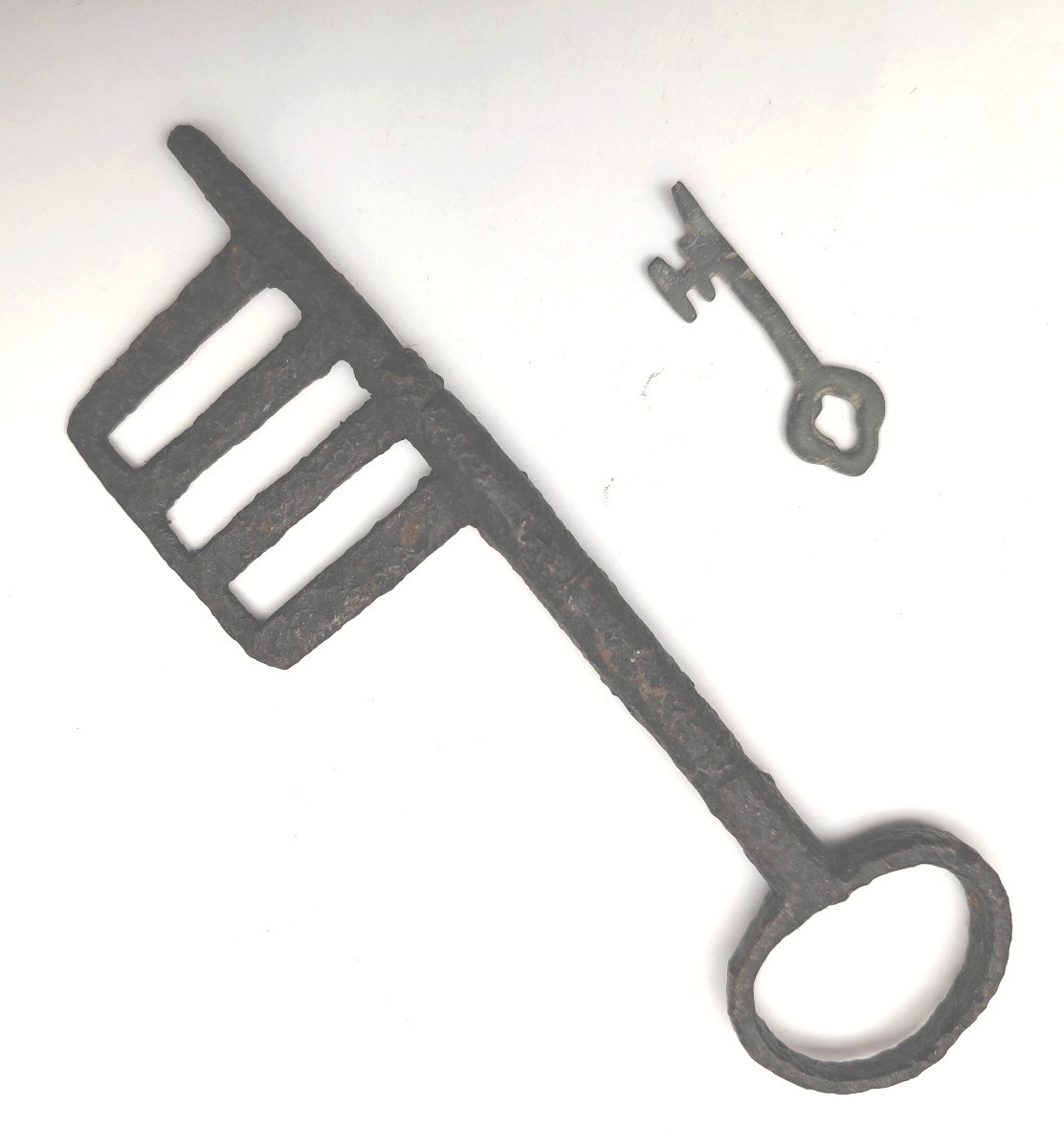 Grande Clé Romane fer battu, 12 ou 13e siècle, 18cm, bel état-photo-3