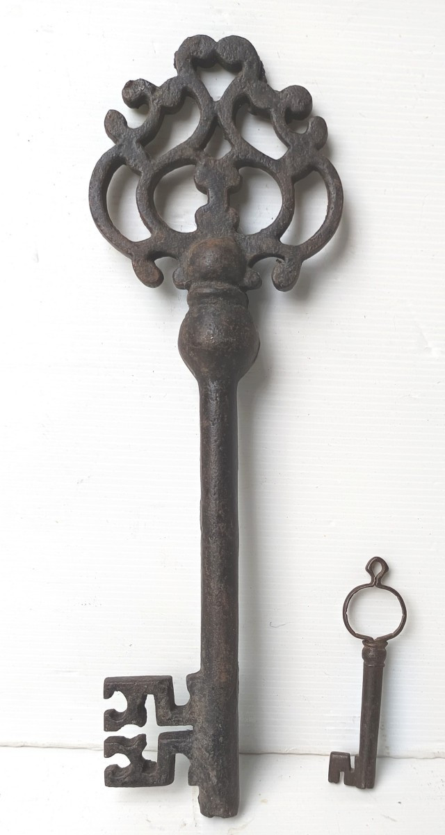 Très Grande Clé décorative du 19e siècle, 34cm, 1kg -photo-1