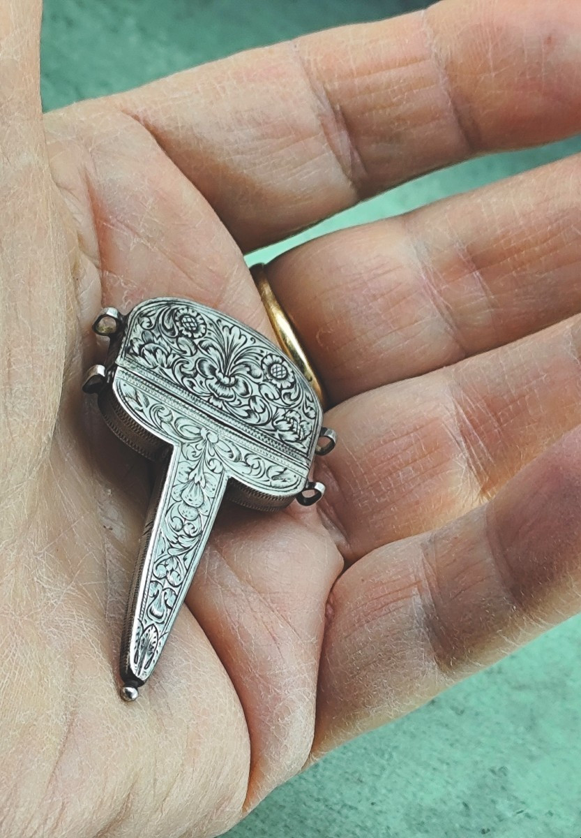 époque Louis XIII : Bijou de couture : Minuscule étui à ciseaux argent gravé-photo-2