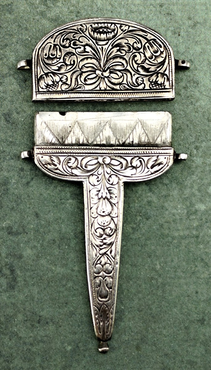 époque Louis XIII : Bijou de couture : Minuscule étui à ciseaux argent gravé-photo-3