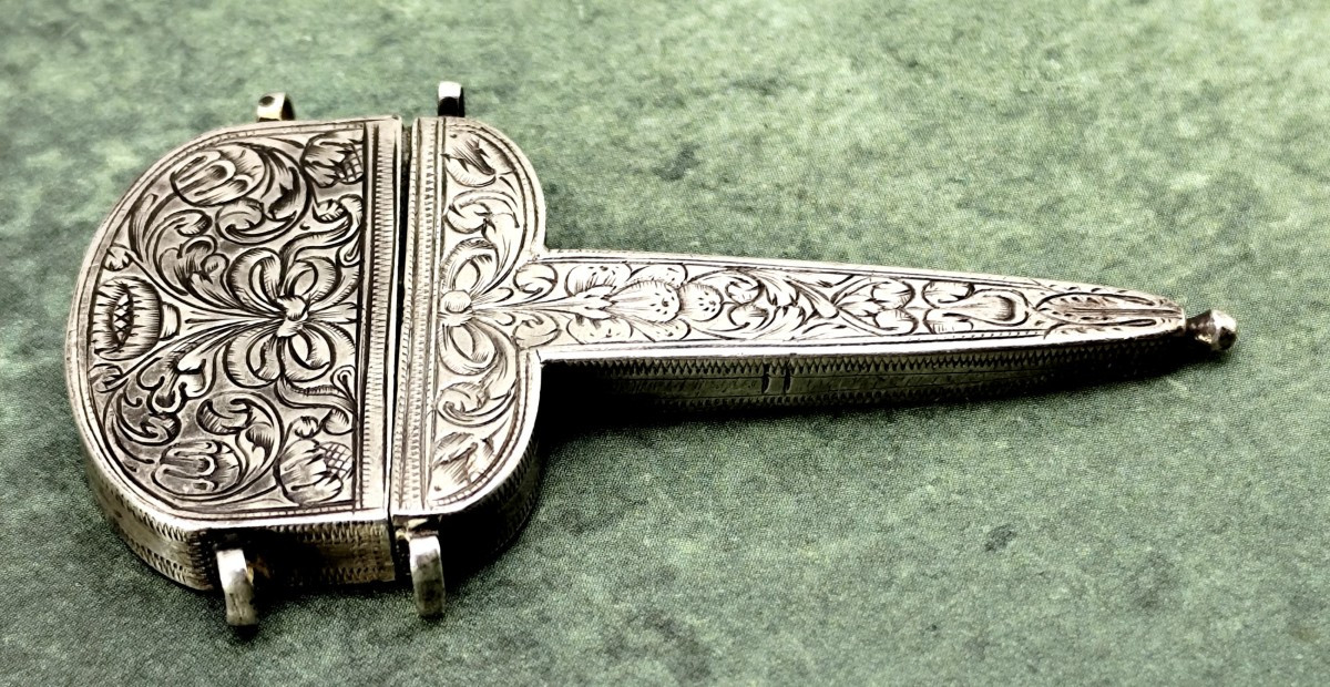 époque Louis XIII : Bijou de couture : Minuscule étui à ciseaux argent gravé-photo-4