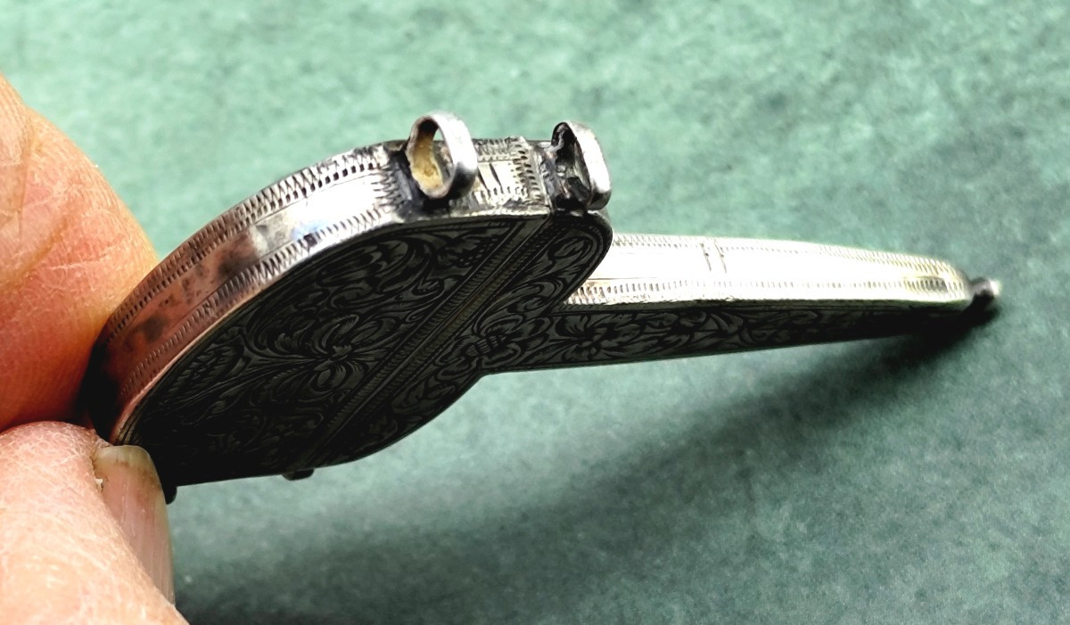 époque Louis XIII : Bijou de couture : Minuscule étui à ciseaux argent gravé-photo-1