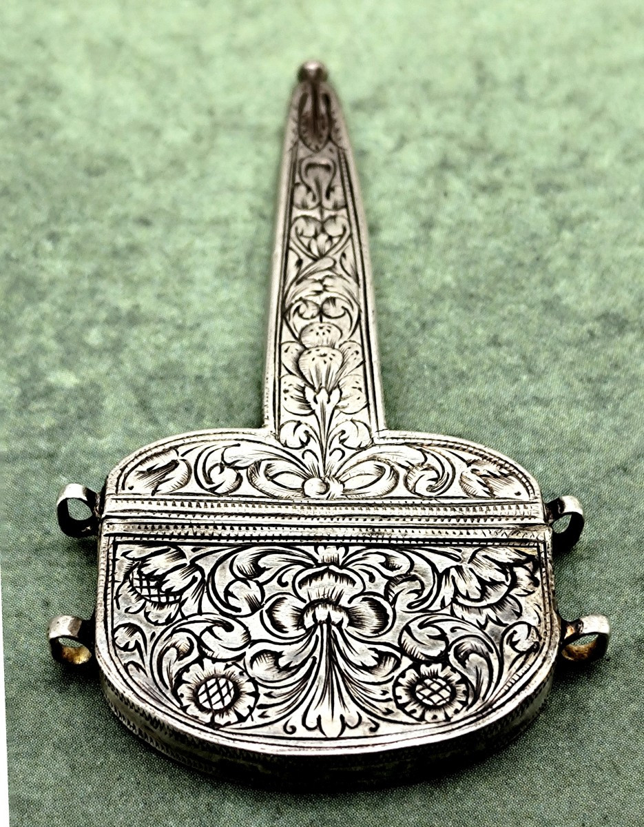 époque Louis XIII : Bijou de couture : Minuscule étui à ciseaux argent gravé-photo-2