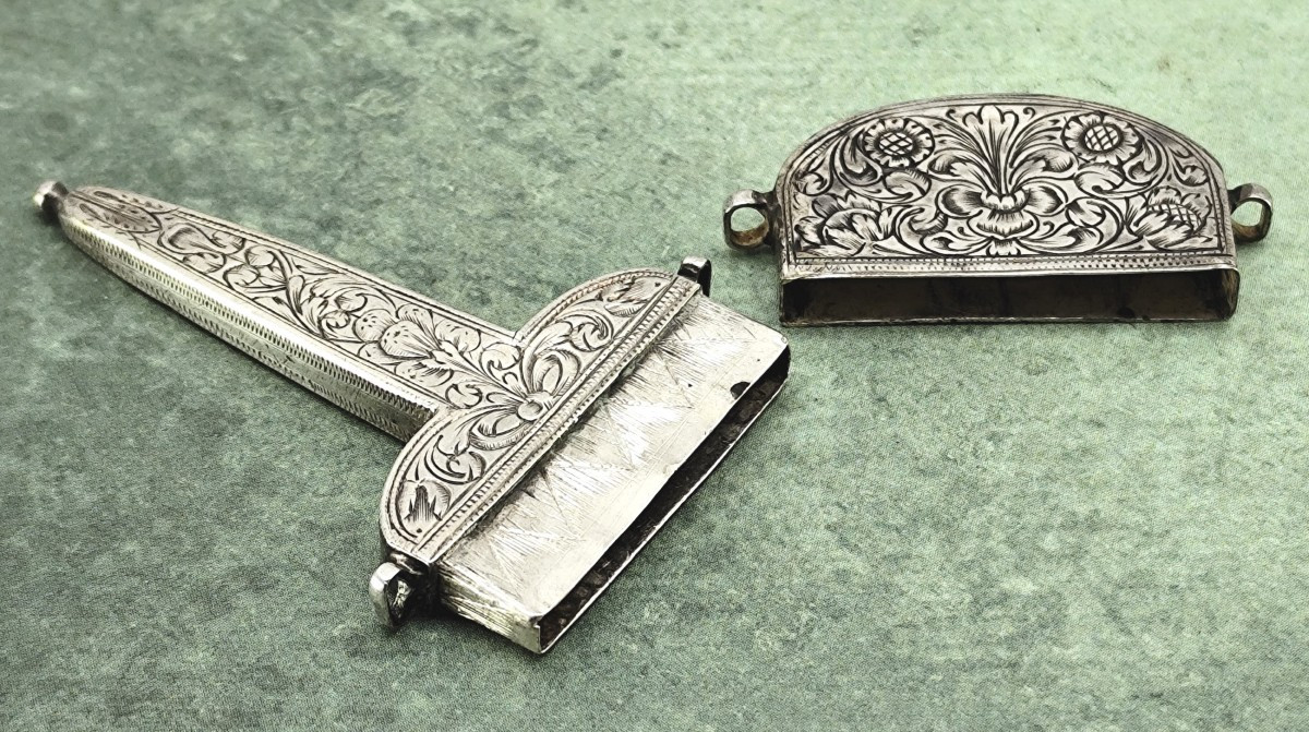 époque Louis XIII : Bijou de couture : Minuscule étui à ciseaux argent gravé-photo-3