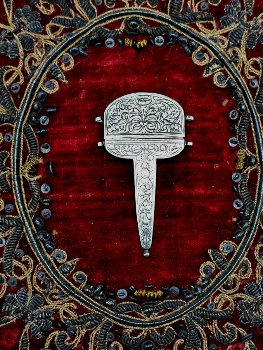 époque Louis XIII : Bijou de couture : Minuscule étui à ciseaux argent gravé-photo-4