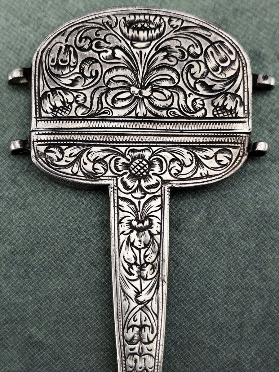époque Louis XIII : Bijou de couture : Minuscule étui à ciseaux argent gravé