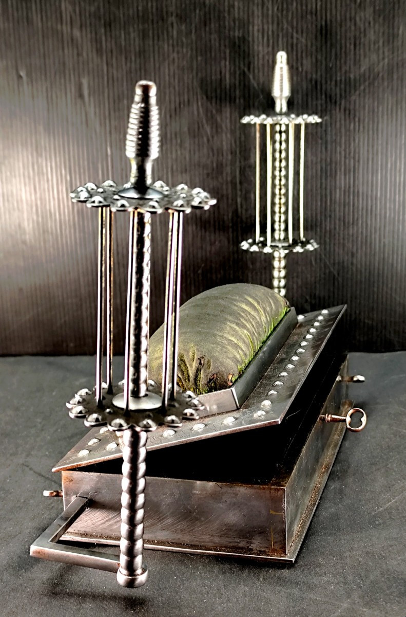 Acier Diamanté de la Manufacture de Plombières, bel état: précieux coffret de Brodeuse -photo-4