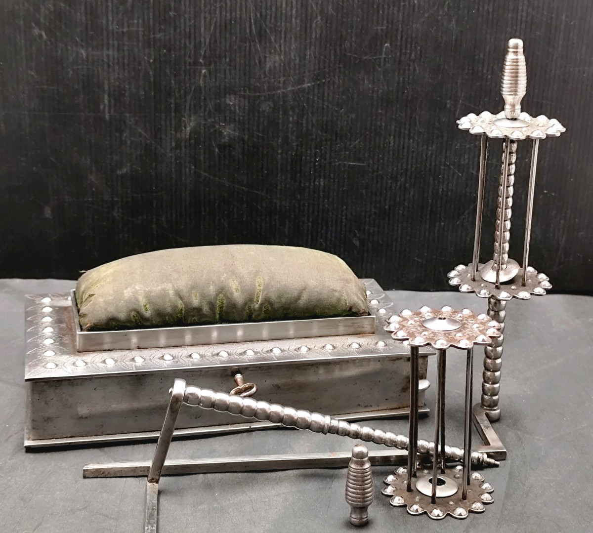 Acier Diamanté de la Manufacture de Plombières, bel état: précieux coffret de Brodeuse -photo-5