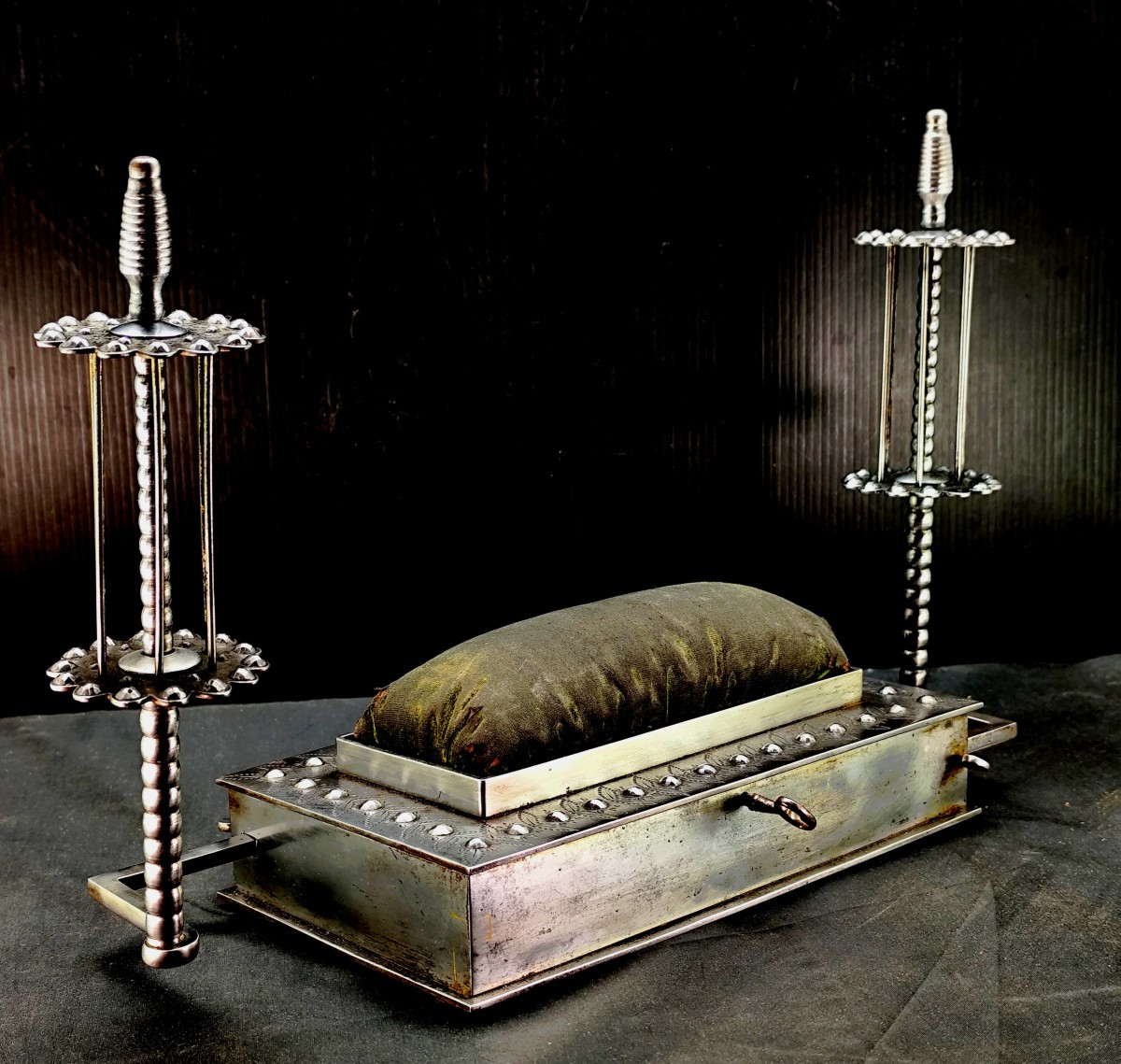 Acier Diamanté de la Manufacture de Plombières, bel état: précieux coffret de Brodeuse 