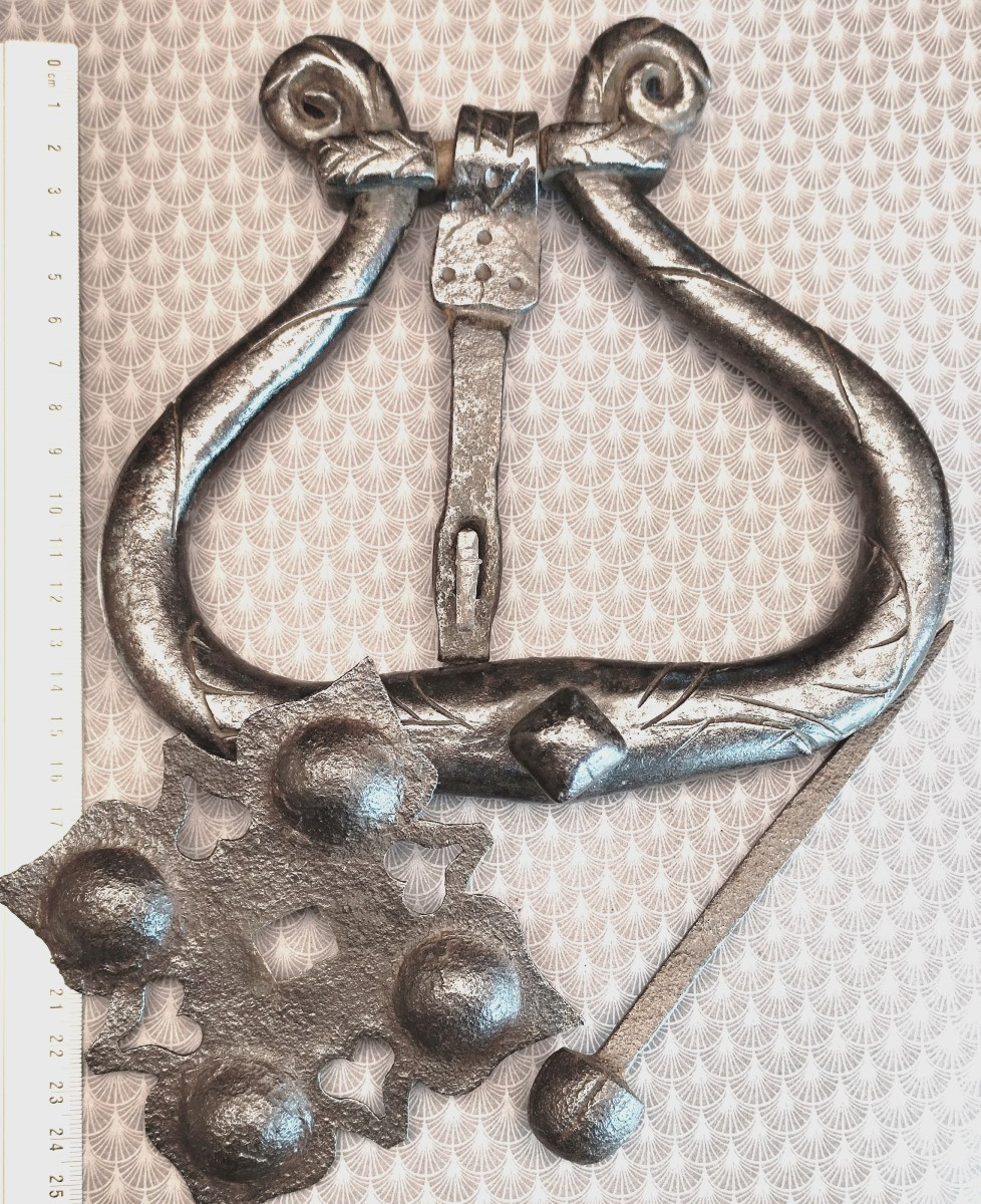 Lyre et cœur, Heurtoir Fer forgé et gravé, Vallée du Rhône, époque Louis XIV, -photo-2