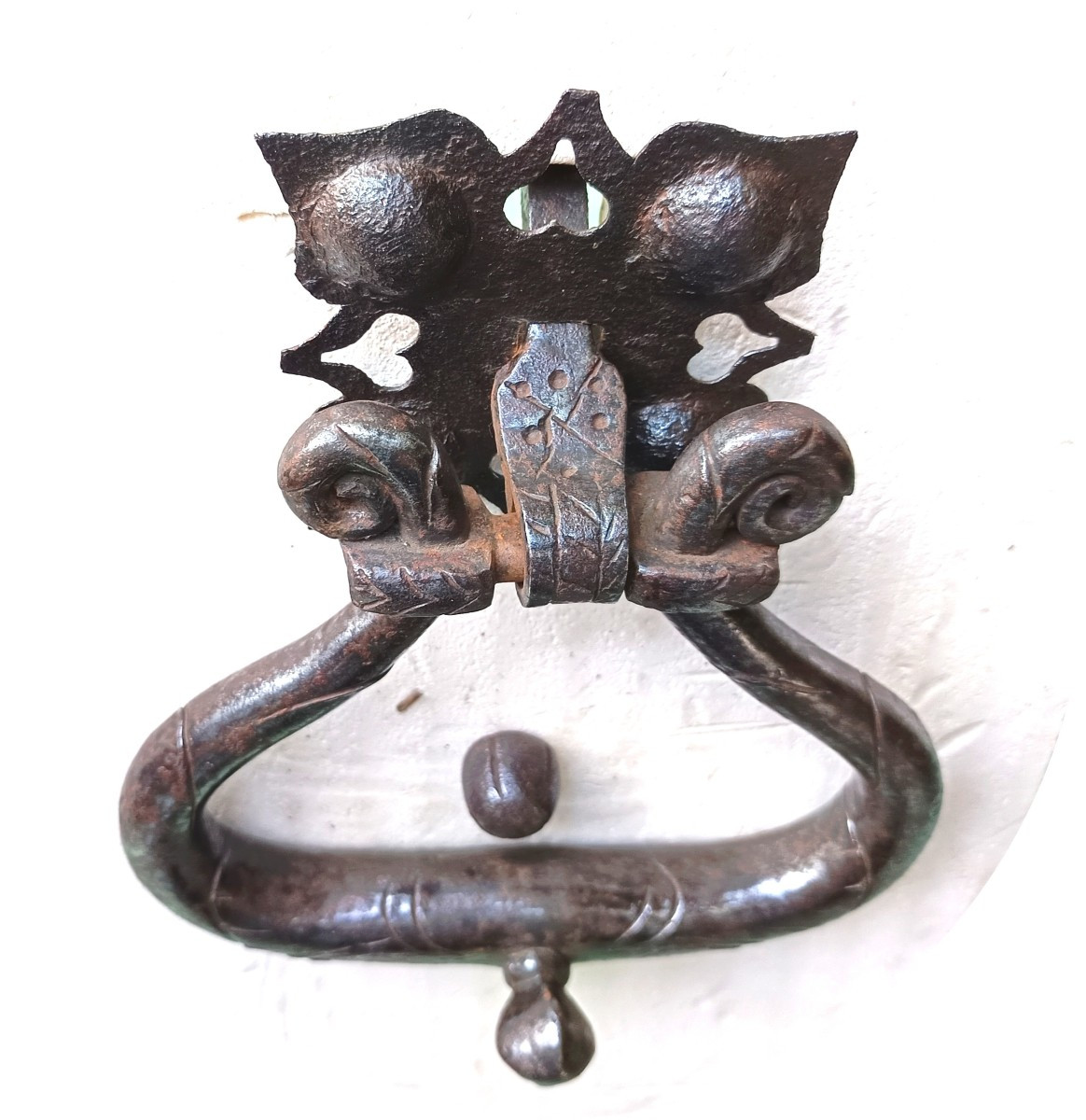 Lyre et cœur, Heurtoir Fer forgé et gravé, Vallée du Rhône, époque Louis XIV, 