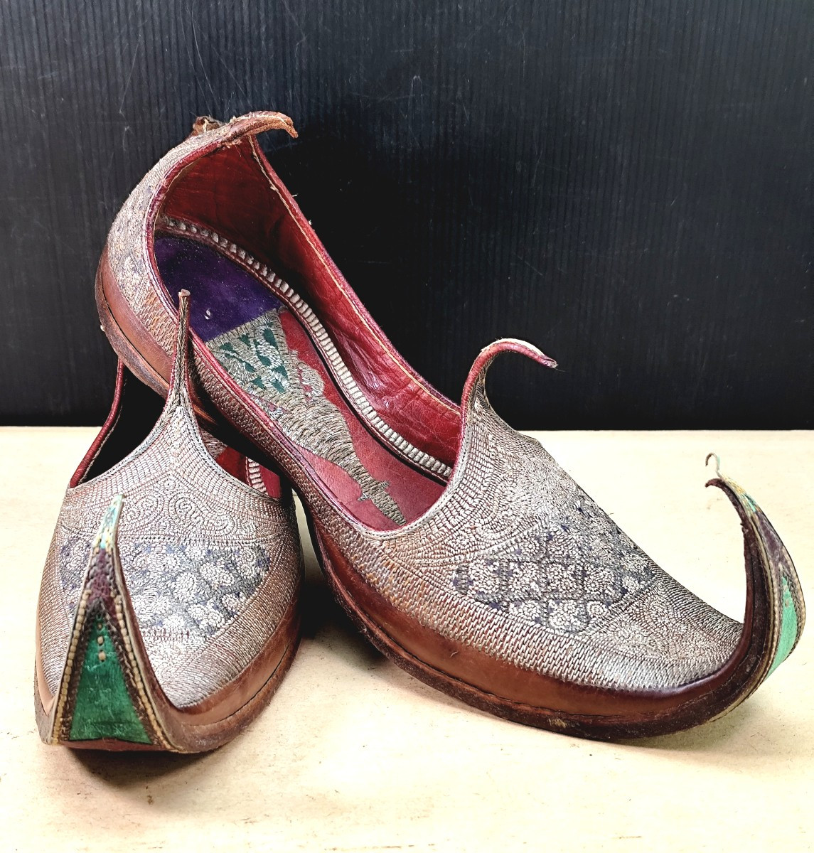 Chaussures de prestige: Mojaris de style Moghol, brodés d’argent, 19e siècle-photo-3