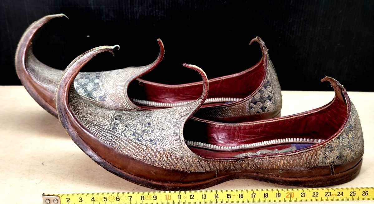 Chaussures de prestige: Mojaris de style Moghol, brodés d’argent, 19e siècle-photo-4