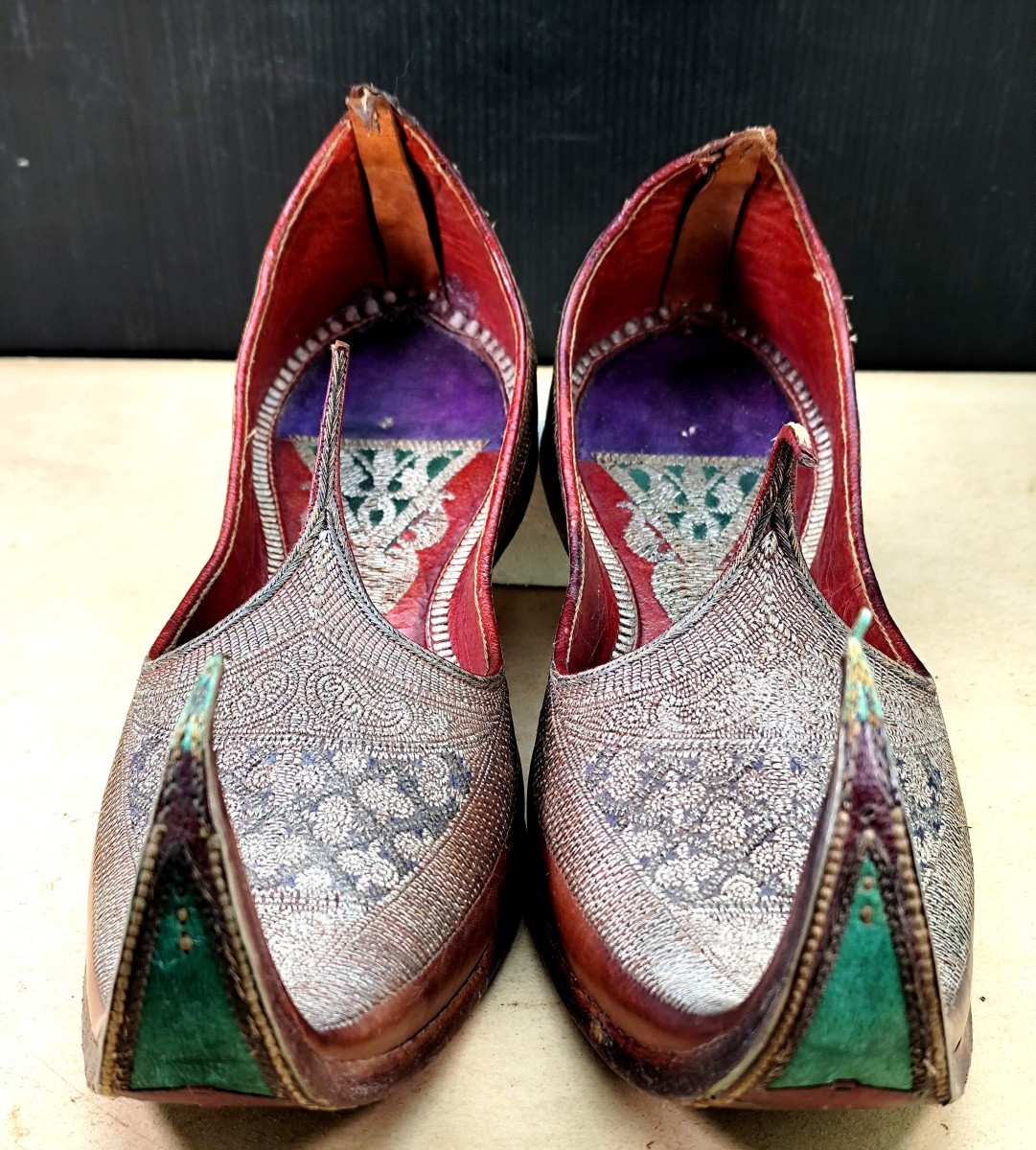 Chaussures de prestige: Mojaris de style Moghol, brodés d’argent, 19e siècle-photo-1