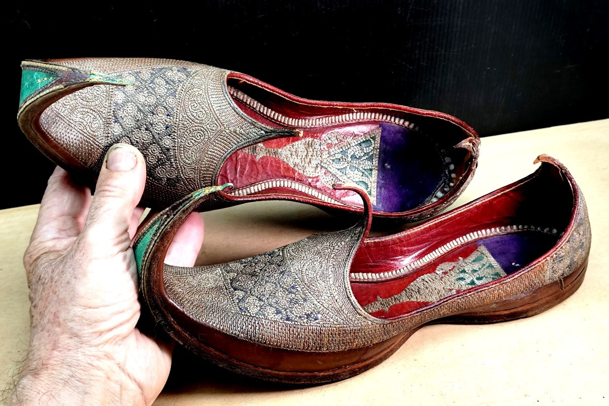 Chaussures de prestige: Mojaris de style Moghol, brodés d’argent, 19e siècle-photo-2