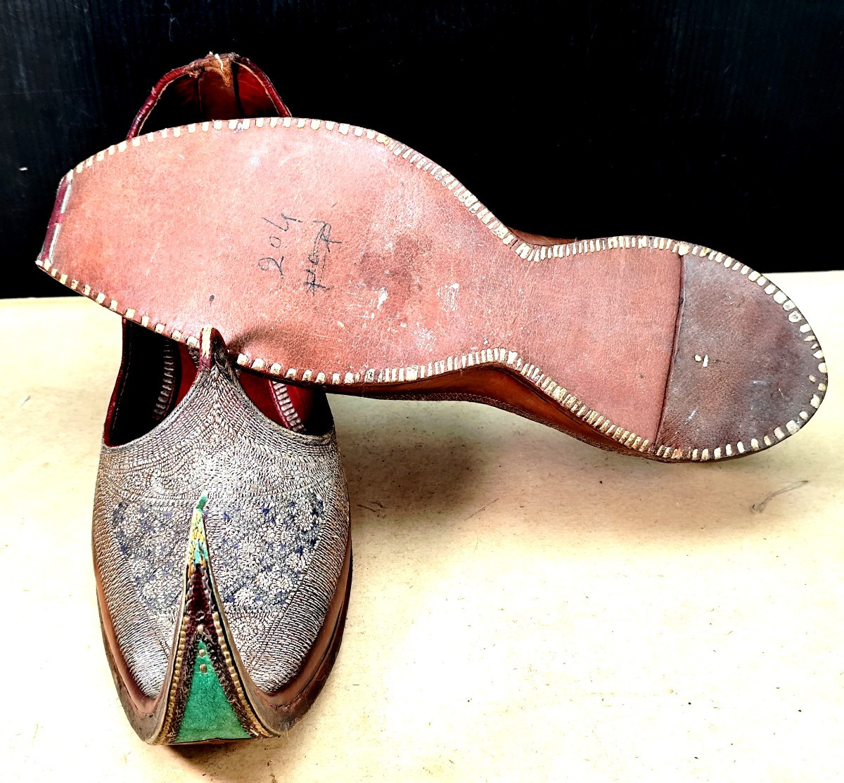 Chaussures de prestige: Mojaris de style Moghol, brodés d’argent, 19e siècle-photo-3